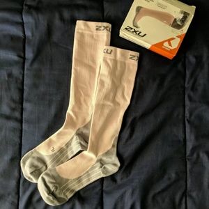 2XU compression running socks blush/grey